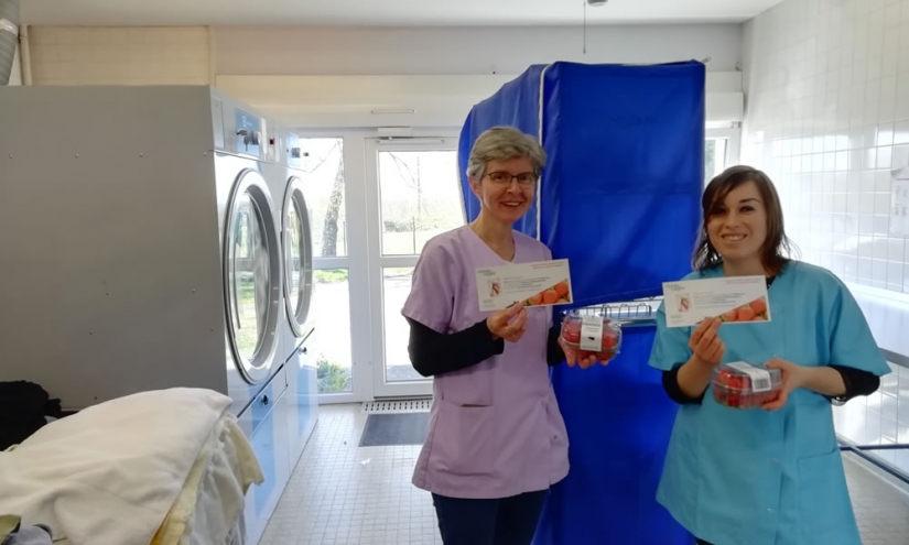 Des fraises offertes par la mairie de Grand-Champ à la MAS Henvel